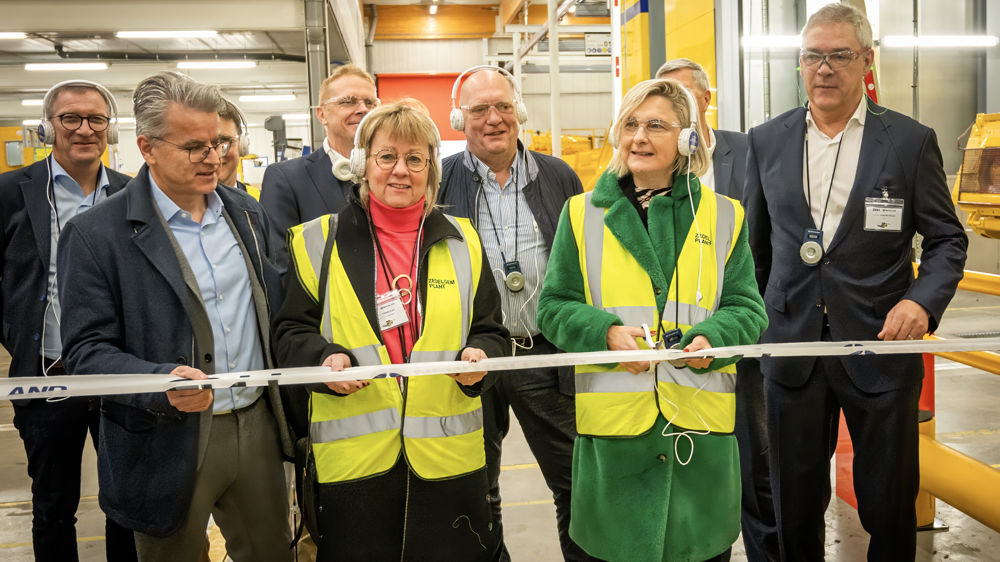 De g. à d. : Tom Verbaeten, directeur de la chaine d’approvisionnement chez CNH ; Annick Vermeulen, maire de Zedelgem ; Hilde Crevits, ministre flamande de la Santé et du Bien-être, Stefaan Van de Walle, directeur de l’usine de Zedelgem.