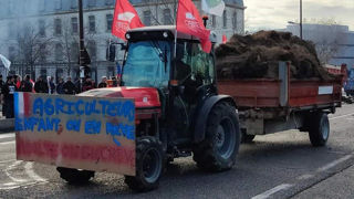Des agriculteurs ont manifesté le 16 janvier 2024 à Avignon contre la hausse des charges et la demande de baisse de prix de la grande distribution. Des agriculteurs ont manifesté le 16 janvier 2024 à Avignon contre la hausse des charges et la demande de baisse de prix de la grande distribution.