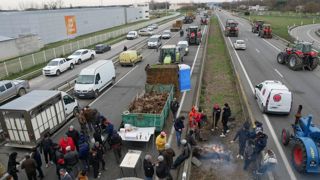 Le vendredi 19 janvier 2024, en début d’après-midi, ils étaient encore près de 150 agriculteurs à bloquer l’A64, à hauteur de Carbonne, dans le sud de la Haute-Garonne.
