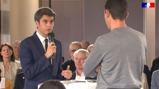 Le Premier ministre Gabriel Attal répondant à un agriculteur lors d'un débat organisé le 20 janvier 2024 à Saint-Laurent-d'Agny (Rhône).
