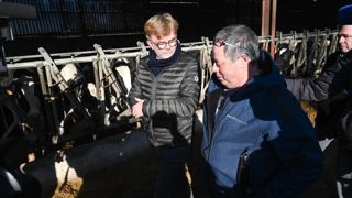 Le ministre de l'Agriculture Marc Fesneau a visité une exploitation laitière dans le Cher ce 20 janvier 2024. Le ministre de l'Agriculture Marc Fesneau a visité une exploitation laitière dans le Cher ce 20 janvier 2024.