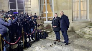 « On ne se contentera pas de mots, on attend des déclarations dans la semaine qui fassent bouger les lignes sensiblement », a fait savoir Arnaud Rousseau, le président de la FNSEA, accompagné d'Arnaud Gaillot, président de JA, sur le perron de Matignon, le 22 janvier 2024. « On ne se contentera pas de mots, on attend des déclarations dans la semaine qui fassent bouger les lignes sensiblement », a fait savoir Arnaud Rousseau, le président de la FNSEA, accompagné d'Arnaud Gaillot, président de JA, sur le perron de Matignon, le 22 janvier 2024.