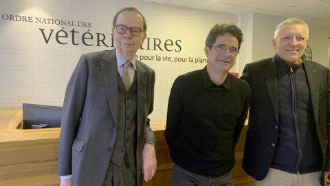 Paris, le 23 janvier 2024. Louis Schweizer (à gauche) remet le rapport du comité d'éthique, écrit par Luc Mounier (au centre), à Jacques Guérin, président du conseil nationale de l'Ordre des vétérinaires. Paris, le 23 janvier 2024. Louis Schweizer (à gauche) remet le rapport du comité d'éthique, écrit par Luc Mounier (au centre), à Jacques Guérin, président du conseil nationale de l'Ordre des vétérinaires.