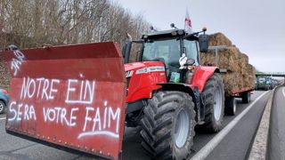Quelque 150 agriculteurs et une centaine de tracteurs ont bloqué l'autoroute A16 entre Amiens et Paris le 24 janvier 2024.