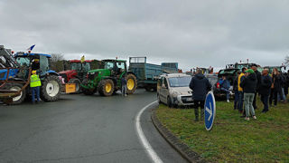 Une manifestation intersyndicale organisée par JA, la FDSEA et la Coordination rurale a réuni entre 200 et 300 exploitants agricoles à Bergerac ce 23 janvier 2024. Une manifestation intersyndicale organisée par JA, la FDSEA et la Coordination rurale a réuni entre 200 et 300 exploitants agricoles à Bergerac ce 23 janvier 2024.