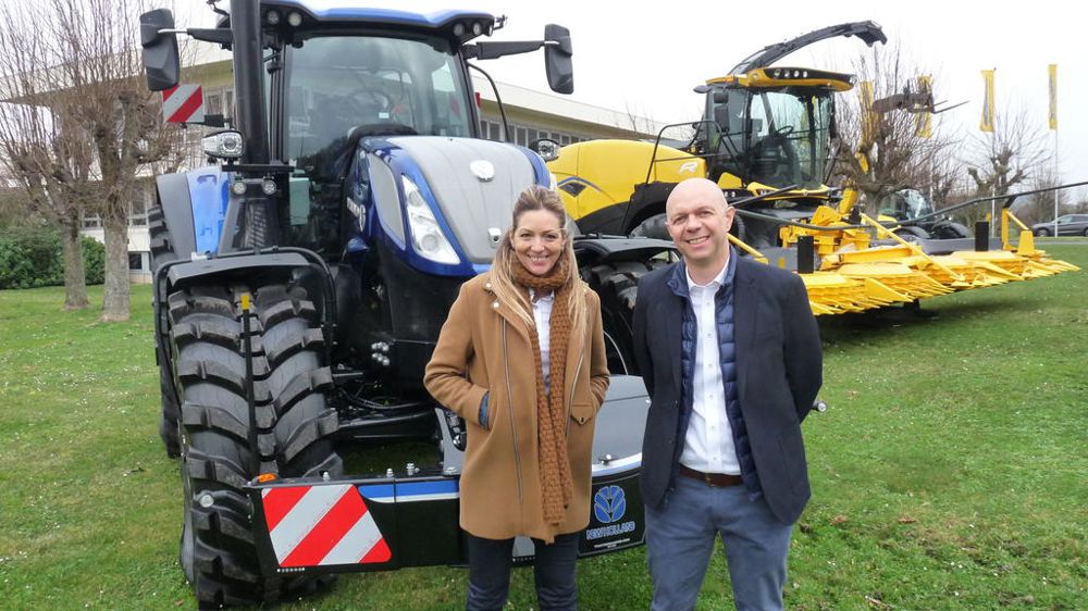 Élodie Rousseau, responsable de la communication et Olivier Le Flohic, responsable commercial de New Holland France, posent devant le best-seller de la marque : un T7 à châssis long.