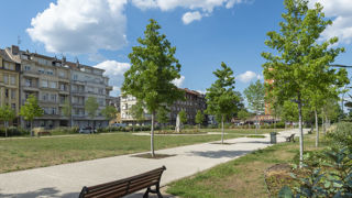 Réalisation de NGE Paysages à Thionville : le square René Schwartz comprenant des allées, des jeux et des espaces verts.