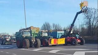 Des agriculteurs belges ont bloqué une autoroute dans le sud de la Belgique le dimanche 28 janvier 2024,.