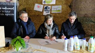 Le PDG de Système U Dominique Schelcher, la présidente de Biolait Nathalie Delagnes et le PDG de la laiterie LSDH Emmanuel Vasseneix, le 10 janvier, au Gaec Le Niro, en Vendée.