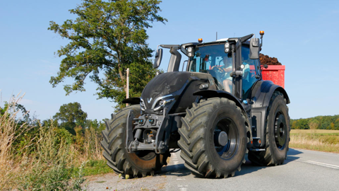 Le Valtra Q305 fraîchement lancé a réalisé un bon démarrage commercial. Ce tracteur profite des dernières technologies proposées par le constructeur finlandais dans une gamme de puissance qui a le vent en poupe. Le Valtra Q305 fraîchement lancé a réalisé un bon démarrage commercial. Ce tracteur profite des dernières technologies proposées par le constructeur finlandais dans une gamme de puissance qui a le vent en poupe.