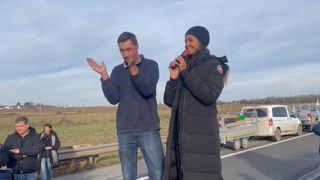Karine La Marchand et Samuel Vandaele, le 29 janvier 2024, à Jossigny (Seine-et-Marne) sur un barrage d'agriculteurs.