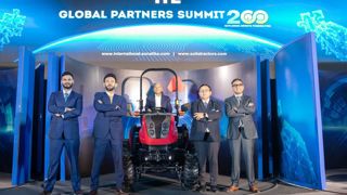 Présentation en Inde du tracteur électrique Solis SV Series devant les distributeurs internationaux du constructeur.