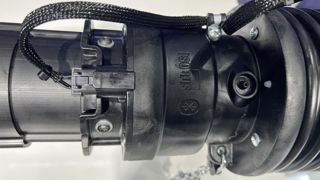 Bondioli et Pavesi sort deux versions de son arbre de transmission connecté, une sans fil et une câblée.