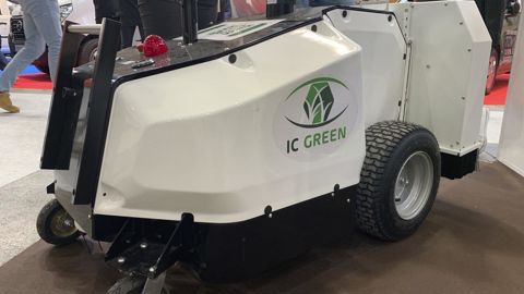 Le robot de désherbage de IC Green se dote d'un système de regarnissage du gazon à l'arrière.