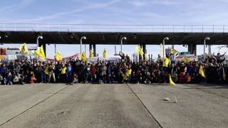 La Confédération paysanne a bloqué le péage de Saint-Quentin Fallavier menant au parc international de la Chesne en Isère, première plateforme logistique de France. La Confédération paysanne a bloqué le péage de Saint-Quentin Fallavier menant au parc international de la Chesne en Isère, première plateforme logistique de France.
