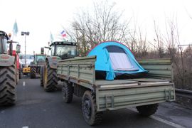Les agriculteurs s'organisent pour dormir. Ici, une tente sur une benne.
