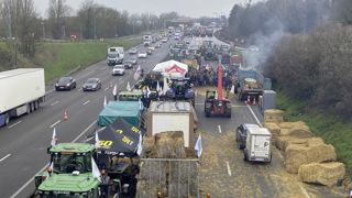120 tracteurs et 200 agriculteurs se sont rapprochés de Paris et de Rungis mardi soir, après avoir levé le barrage de Villabé, 20 kilomètres plus au sud.
