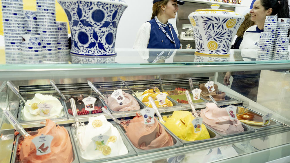Les glaces véganes ou végétales ont la cote, mais les parfums traditionnels — chocolat, noisette, pistache — restent les plus demandés. Ici sur le stand des glaces Fabbri.