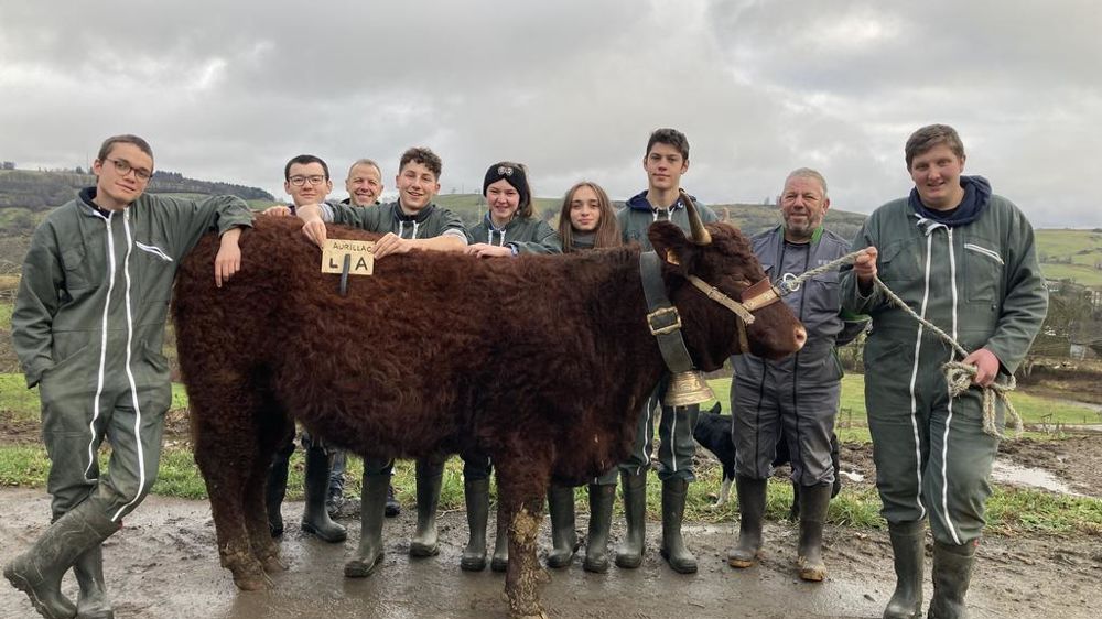 L’équipe d’Aurillac et deux de ses encadrants autour de Téquila, une génisse salers de deux ans, avec laquelle ils vont fièrement représenter leur établissement et leur région.