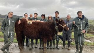 L’équipe d’Aurillac et deux de ses encadrants autour de Téquila, une génisse salers de deux ans, avec laquelle ils vont fièrement représenter leur établissement et leur région. L’équipe d’Aurillac et deux de ses encadrants autour de Téquila, une génisse salers de deux ans, avec laquelle ils vont fièrement représenter leur établissement et leur région.