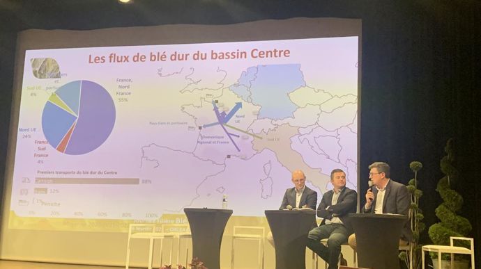 De gauche à droite, Antoine Pissier, DG du négoce Pissier, Édouard Prévosteau, responsable opérationnel chez Terris Union, et Aymeric Berton, en charge de la commercialisation du blé dur chez Axéréal, lors de la 26e journée filière blé dur, mardi 6 février, à Orléans (Loiret).