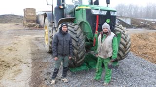 Sylvain Pimont (à gauche), chef d'exploitation, et son salarié Alexandre Nandillon (à droite) apprécient tous deux le gain de temps généré par le système EZ Ballast.