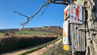 Un sentier de grande randonnée mène à la basilique Saint-Marie-Madeleine de Vézelay, érigée en haut de « la colline éternelle ». Un sentier de grande randonnée mène à la basilique Saint-Marie-Madeleine de Vézelay, érigée en haut de « la colline éternelle ».
