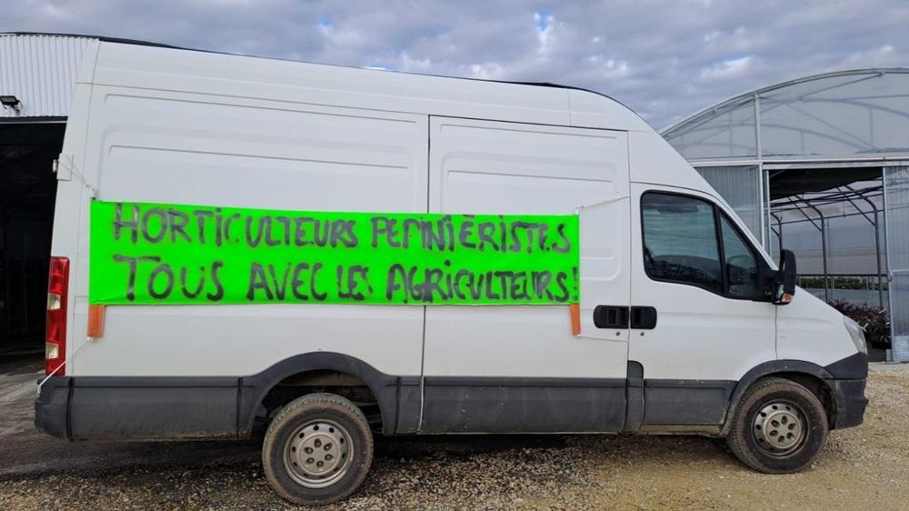 Les adhérents de Verdir (ex-FNPHP) affichent leur soutien : « En solidarité avec l’ensemble de la profession, nous, producteurs de végétaux, soutenons et participons aux mobilisations des agriculteurs depuis le début de semaine partout en France ! » Les adhérents de Verdir (ex-FNPHP) affichent leur soutien : « En solidarité avec l’ensemble de la profession, nous, producteurs de végétaux, soutenons et participons aux mobilisations des agriculteurs depuis le début de semaine partout en France ! »