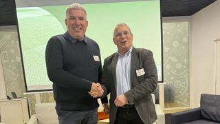 Jean-Marc Lecourt (à droite sur la photo) a cédé la présidence de la Société française des gazons qu’il assumait depuis vingt-deux ans à Luc Bourigault. Jean-Marc Lecourt (à droite sur la photo) a cédé la présidence de la Société française des gazons qu’il assumait depuis vingt-deux ans à Luc Bourigault.