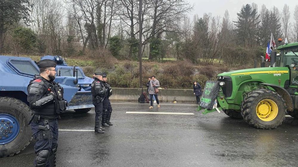 Essonne : blocage sur l'A6, au sud de Paris, au niveau de Chilly-Mazarin, non loin de l'aéroport d'Orly. Les agriculteurs faces aux blindés de la Gendarmerie.