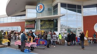 Le 15 février 2024, la Confédération paysanne a organisé un marché paysan — et militant — devant le supermarché Leclerc de Saint-Georges-de-Reneins (Rhône).