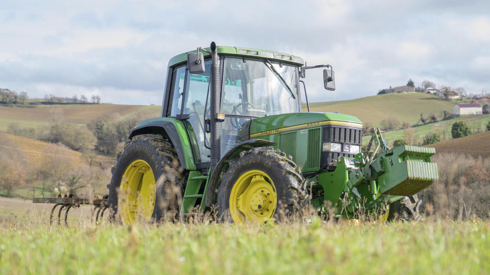 Équipé d’un six-cylindres de 113 ch, ce John Deere 6600, qui fêtera ses 30 ans en novembre, effectue les travaux lourds de l’exploitation gersoise.