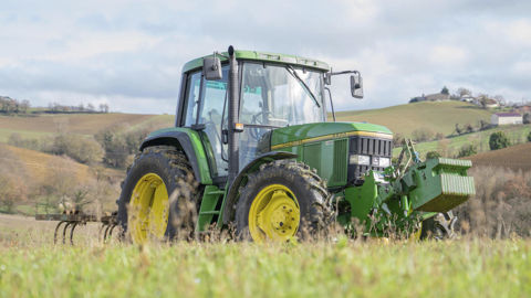 Équipé d’un six-cylindres de 113 ch, ce John Deere 6600, qui fêtera ses 30 ans en novembre, effectue les travaux lourds de l’exploitation gersoise. Équipé d’un six-cylindres de 113 ch, ce John Deere 6600, qui fêtera ses 30 ans en novembre, effectue les travaux lourds de l’exploitation gersoise.