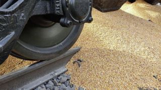 L'Ukraine dénonce les manifestations d'agriculteurs polonais qui « érodent » la solidarité envers le pays. L'Ukraine dénonce les manifestations d'agriculteurs polonais qui « érodent » la solidarité envers le pays.