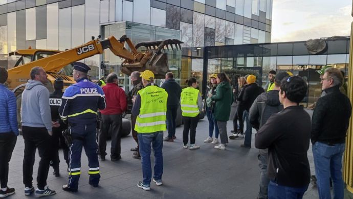 Environ 80 manifestants membres de la Coordination rurale se sont rendu, mardi 20 février, au siège du groupe coopératif Euralis, à Lescar (Pyrénées-Atlantiques).