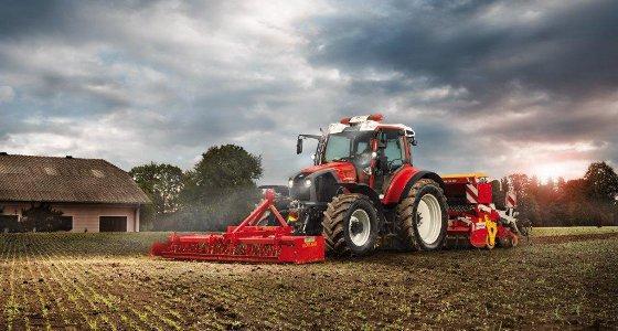Tracteur Lindner Geotrac 134 ep au travail avec un combiné Pöttinger