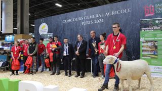 Benoît Toutain (à droite) remporte les dix-neuvièmes Ovinpiades au Salon de l'agriculture. Une agnelle texel lui a été offerte.