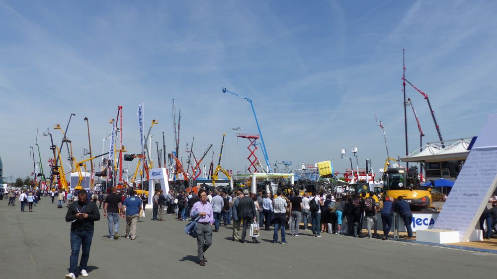 Le salon Intermat avec ses aires extérieures permettant l'exposition statique et les démonstrations. Le salon Intermat avec ses aires extérieures permettant l'exposition statique et les démonstrations.