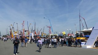 Le salon Intermat avec ses aires extérieures permettant l'exposition statique et les démonstrations.