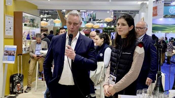 Antoine Hacard, président de la section Métiers du grain de La Coopération agricole, et Pauline Bodin, responsable intrants et environnement, ont dévoilé le livre blanc sur la fertilisation azotée, lundi 26 février, au Sia.