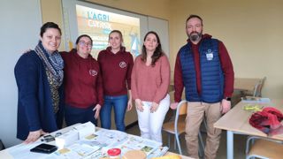Les agricultrices, les agriculeurs et les techniciens et techniciennes qui interviennent au collège sont membres de la « team communication » de la coopérative Bourgogne du Sud. Au centre (en pull rose), la professeur Pauline Villot. Les agricultrices, les agriculeurs et les techniciens et techniciennes qui interviennent au collège sont membres de la « team communication » de la coopérative Bourgogne du Sud. Au centre (en pull rose), la professeur Pauline Villot.