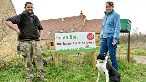 Clémentine et Jonathan Challet ont pu s’installer dans le Berry grâce à l’achat des terres et des bâtiments par Terre de liens. Un investissement de 396 000 €.