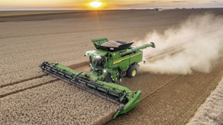 John Deere dévoile ses nouvelles moissonneuses-batteuses S7, les remplaçantes des S 700. John Deere dévoile ses nouvelles moissonneuses-batteuses S7, les remplaçantes des S 700.