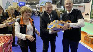Le 29 février 2024 au Salon de l'agriculture, Angélique Delahaye, présidente de l'association Solaal, organise sa traditionnelle chaîne du don avec le soutien, ici, de Guillaume Gomez, conseiller spécial d'Emmanuel Macron, et du député Guillaume Garot. Le 29 février 2024 au Salon de l'agriculture, Angélique Delahaye, présidente de l'association Solaal, organise sa traditionnelle chaîne du don avec le soutien, ici, de Guillaume Gomez, conseiller spécial d'Emmanuel Macron, et du député Guillaume Garot.