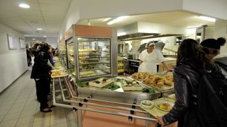 Depuis 2022, les établissements de restauration publique ont l'obligation d'atteindre 50 % de produits durables, dont 20 % de produits bio. Depuis 2022, les établissements de restauration publique ont l'obligation d'atteindre 50 % de produits durables, dont 20 % de produits bio.