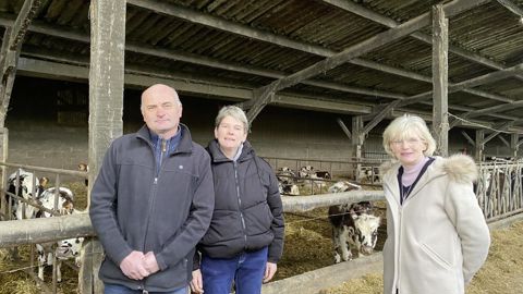 Magali et Laurent Guérin (à gauche) et Marie-Christine Le Crubière (à droite) devant les génisses de l’exploitation. Magali et Laurent Guérin (à gauche) et Marie-Christine Le Crubière (à droite) devant les génisses de l’exploitation.