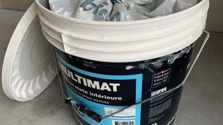 Une astuce pour éviter qu’une pellicule sèche ne se forme en surface d'un pot de peinture entamé. Une astuce pour éviter qu’une pellicule sèche ne se forme en surface d'un pot de peinture entamé.