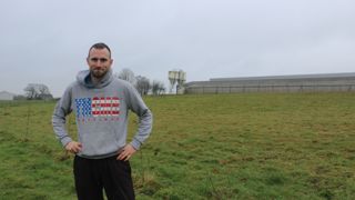 Vivien Rio, éleveur, a planté une haie traversante pour attirer les poules dans le parcours.