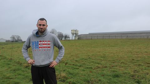 Vivien Rio, éleveur, a planté une haie traversante pour attirer les poules dans le parcours.