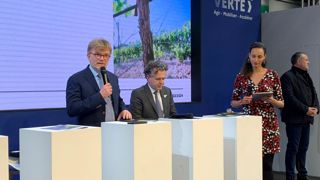 Lors du salon de l'agriculture, le ministre de l'Agriculture Marc Fesneau, aux côtés du ministre de la Transition écologique Christophe Béchu, a annoncé le lancement du premier appel à projets du fonds d'investissement en hydraulique agricole. Lors du salon de l'agriculture, le ministre de l'Agriculture Marc Fesneau, aux côtés du ministre de la Transition écologique Christophe Béchu, a annoncé le lancement du premier appel à projets du fonds d'investissement en hydraulique agricole.